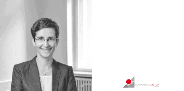 Carolin Giesemann mit Puzzleteil, Referentin für Change Management und Training